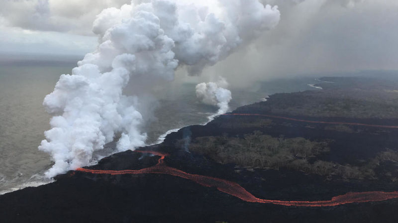 Imagen aérea de los tres afluentes de lava llegando al océano